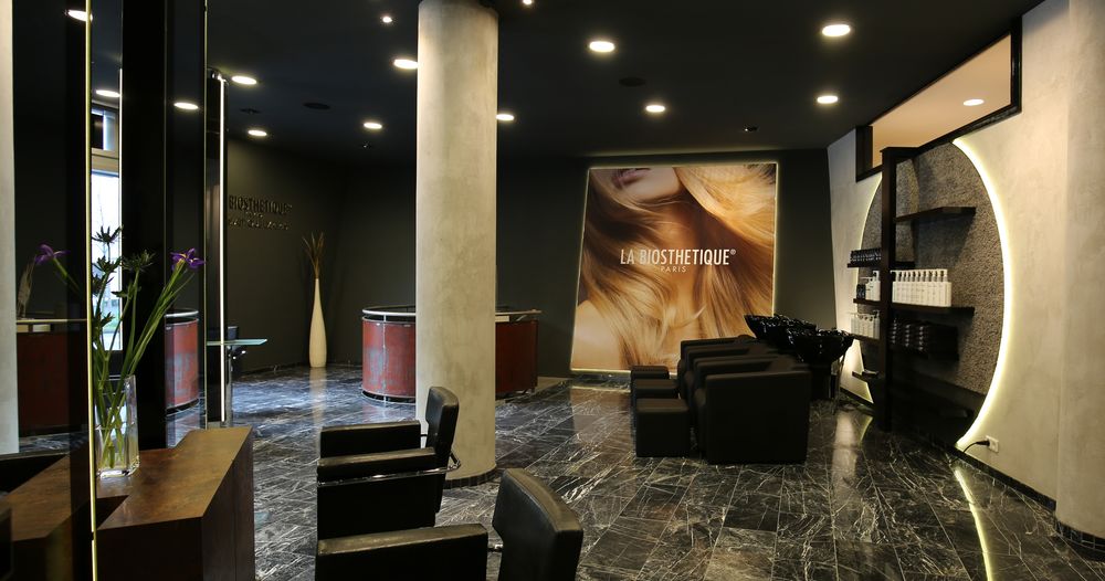 Das Ambiete im Friseur-Salon MOODA in Münster schafft die passende Atmosphäre für ein angenehmes und entspanntes Styling Ihrer Haare.